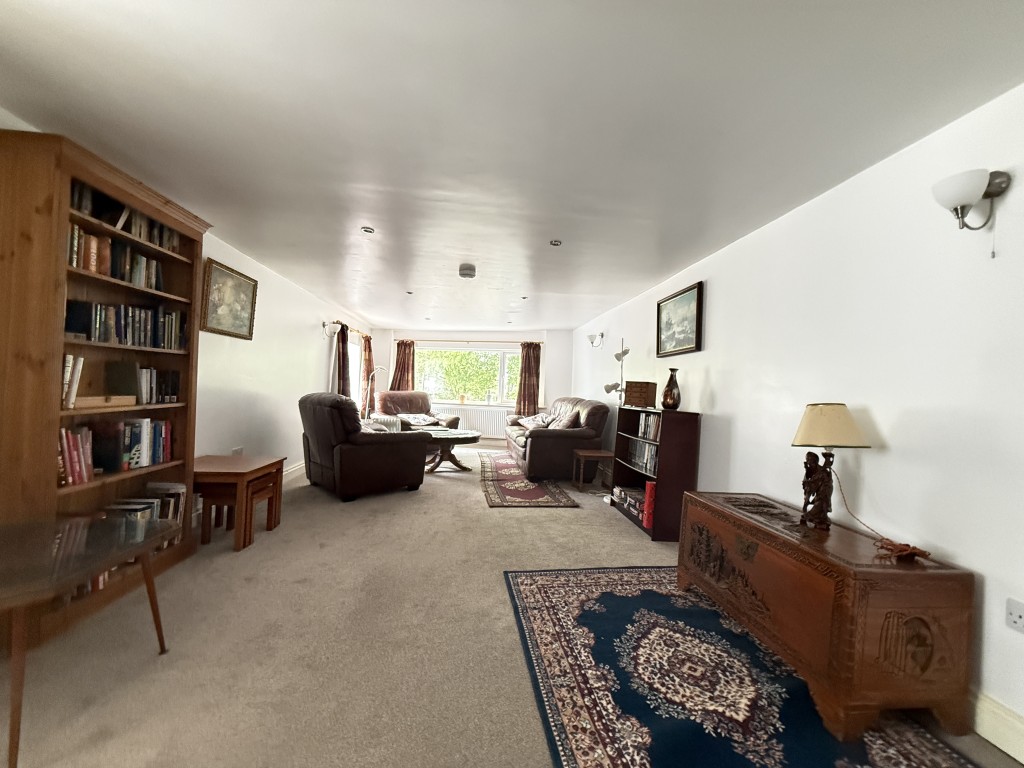 Lot: 205 - FOUR-BEDROOM HOUSE - Spacious sitting room
